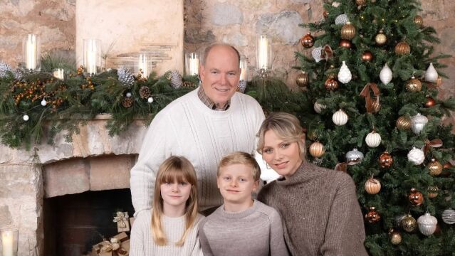 La felicitación navideña de Alberto y Charlène de Mónaco junto a sus hijos, Jacques y Gabriella 