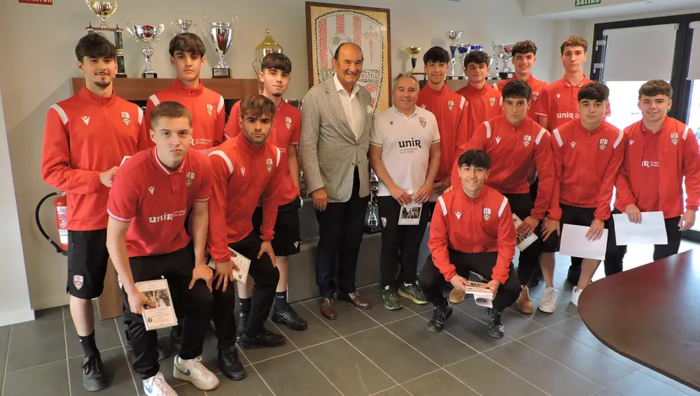 Félix Revuelta, con el juvenil Liga Nacional tras ganar el campeonato 2023/24