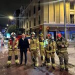 El alcalde de Valladolid, Jesús Julio Carnero, analiza con los bomberos la situación del incendio en el Teatro Lope de Vega