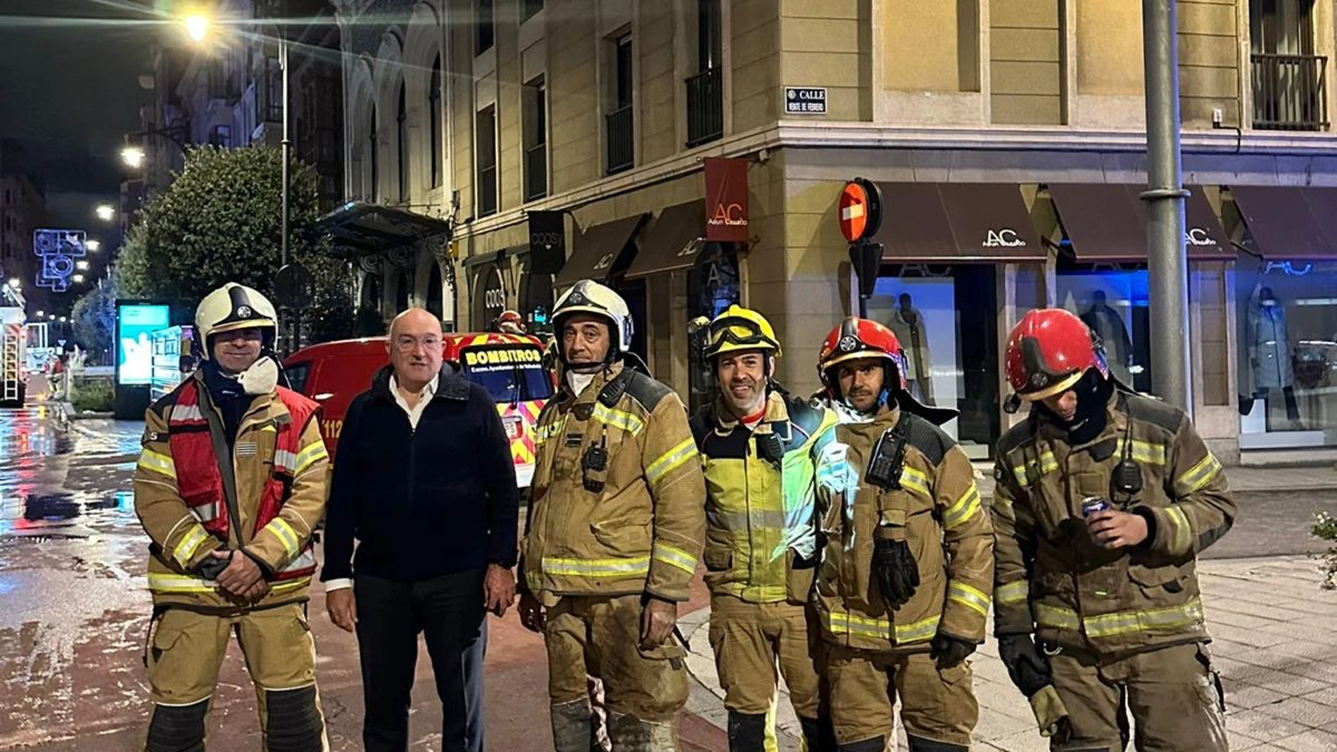 El alcalde de Valladolid, Jesús Julio Carnero, analiza con los bomberos la situación del incendio en el Teatro Lope de Vega