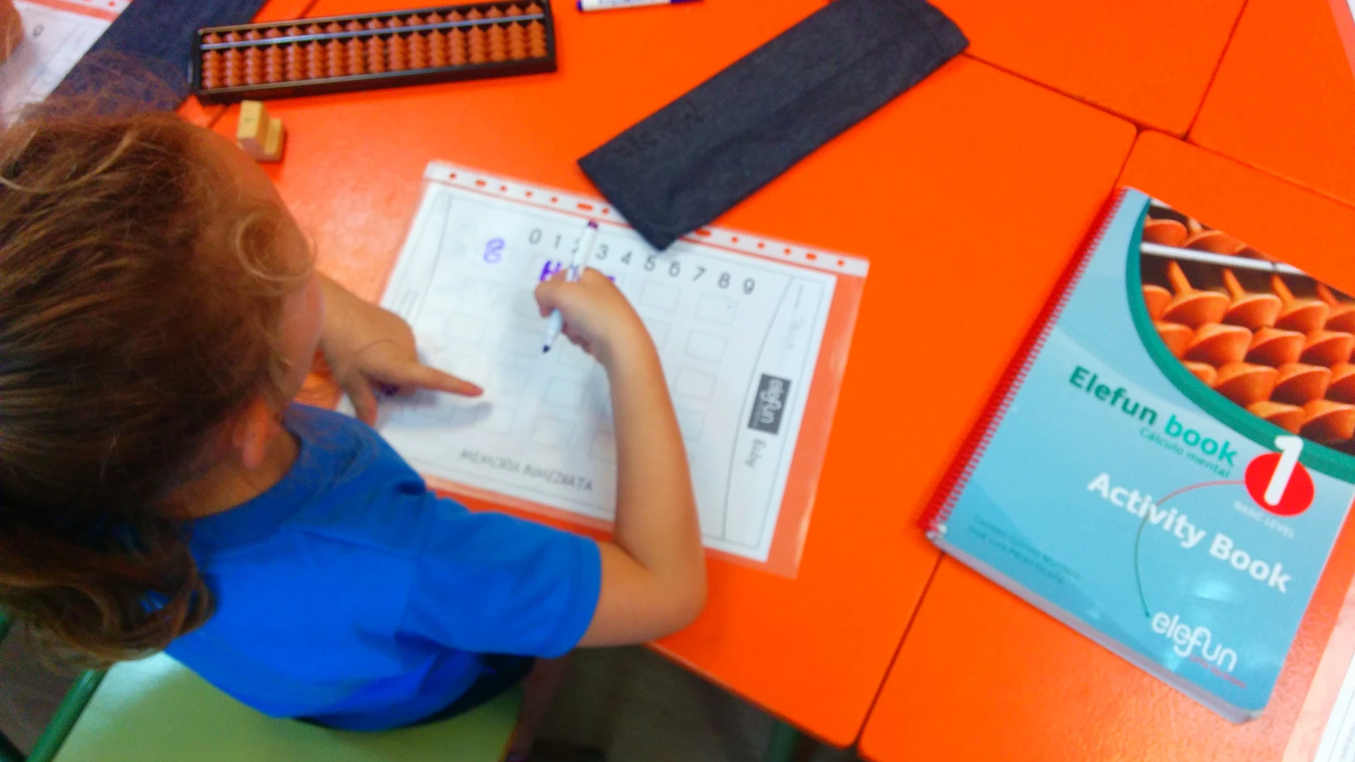 (Foto de ARCHIVO) Niña alumna estudiante matemáticas ábaco japonés sorobán método Elefun escolar EUROPA PRESS/ELEFUN SPAIN 29/05/2015