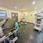 El urólogo Óscar Miranda durante la instalación del robot quirúrgico Da Vinci en el hospital del Bierzo