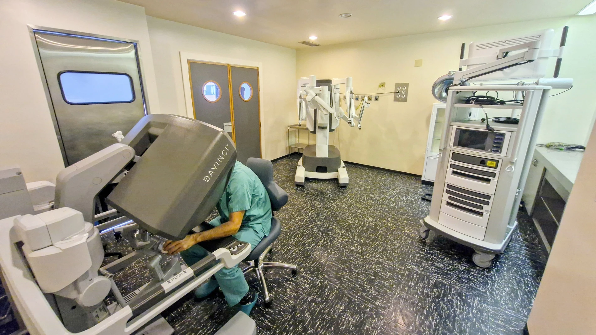 El urólogo Óscar Miranda durante la instalación del robot quirúrgico Da Vinci en el hospital del Bierzo