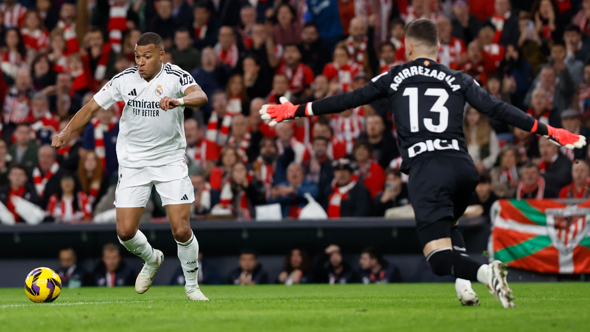 BILBAO, 04/2/2024.- El delantero del Real Madrid Kyllian Mbappé (i) se dispone a chutar ante el portero Julen Agirrezabala, del Athletic, durante el partido de LaLiga que Athletic Club y Real Madrid disputan este miércoles en el estadio de San Mamés, en Bilbao. EFE/Miguel Toña