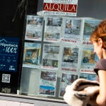 Inmobiliaria con anuncio de venta y alquiler de pisos y casas