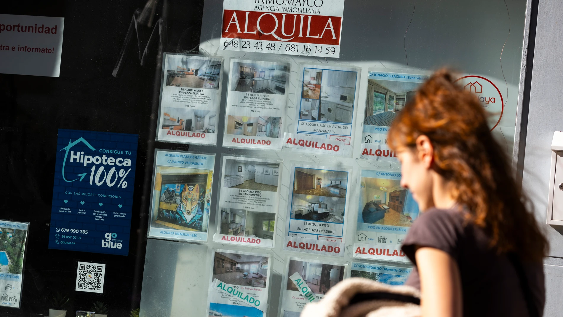 Inmobiliaria con anuncio de venta y alquiler de pisos y casas