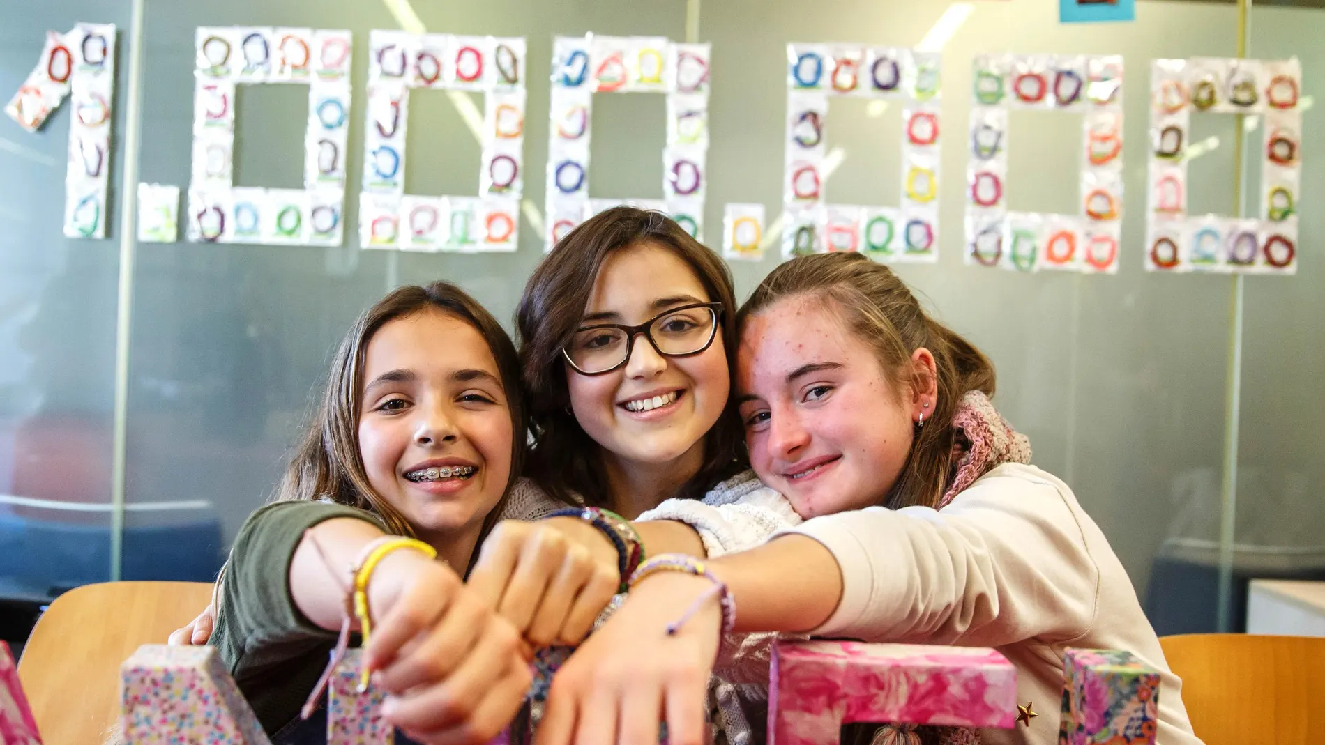 Daniela, Candela y Mariona posando con las pulseras en 2017, cuando se alcanzó la cifra del millón de euros recaudados con esta iniciativa
