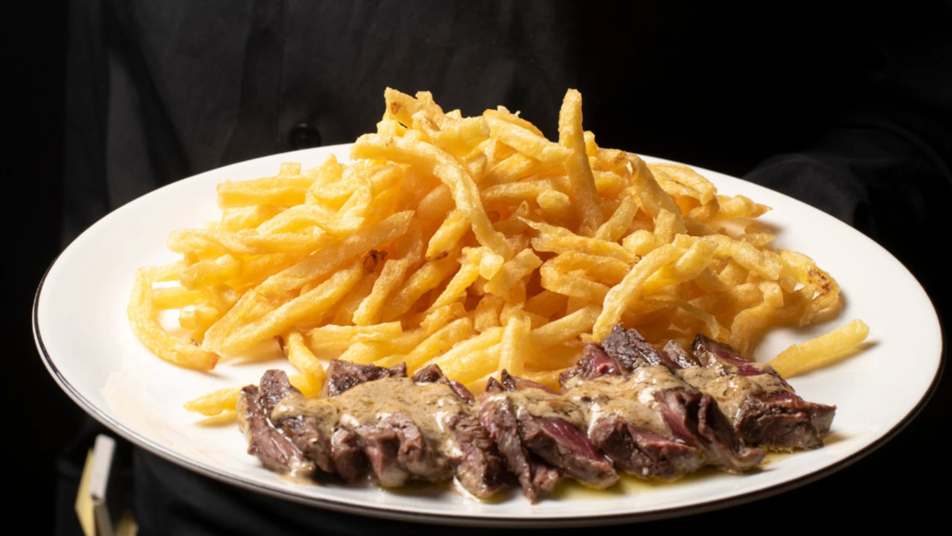 Este es el restaurante de moda en Barcelona con solo un plato en la carta