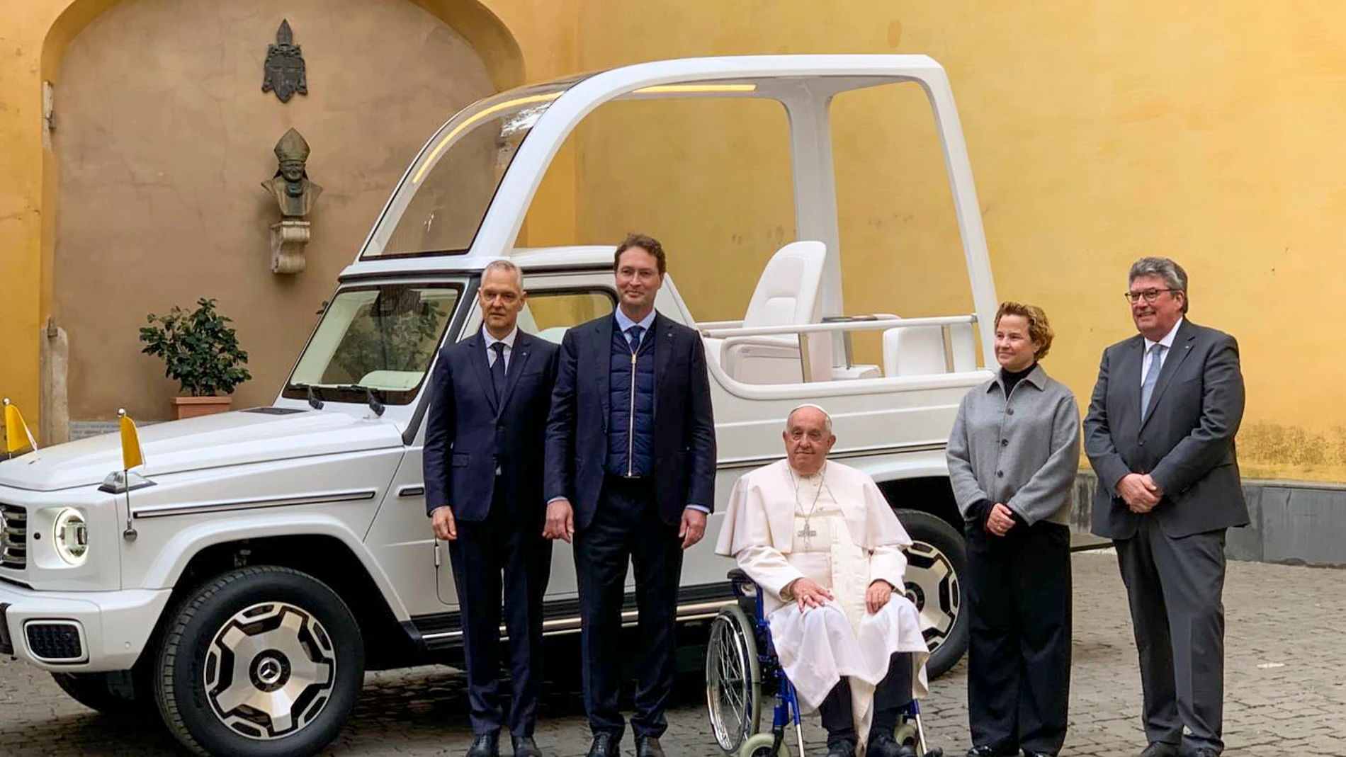 El Papa este miércoles en el Vaticano con el nuevo vehículo