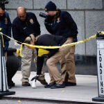 Expertos trabajando en la escena del crimen en Nueva York