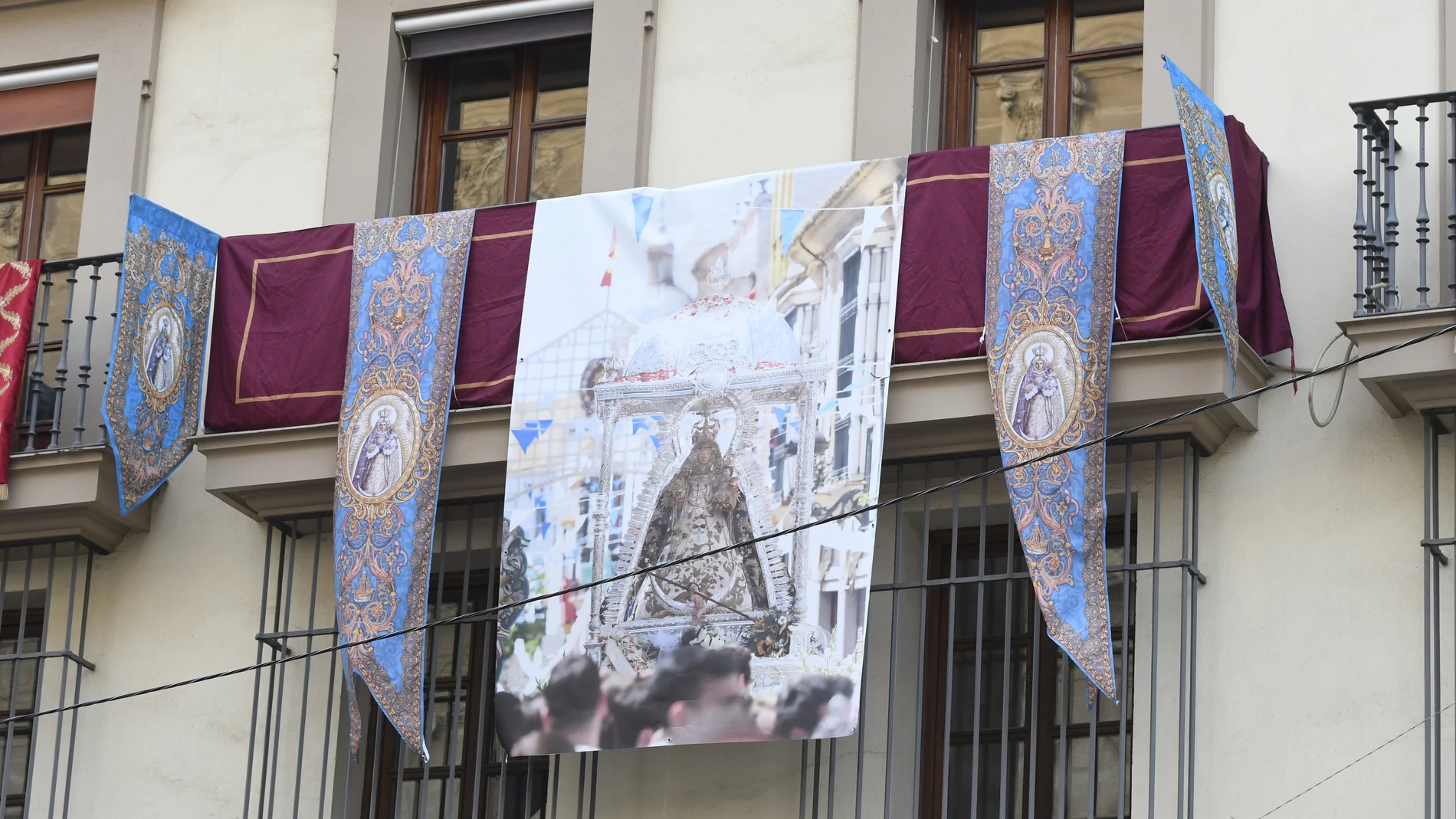 Balcones decorados con motivo de la procesión Magna de Sevilla