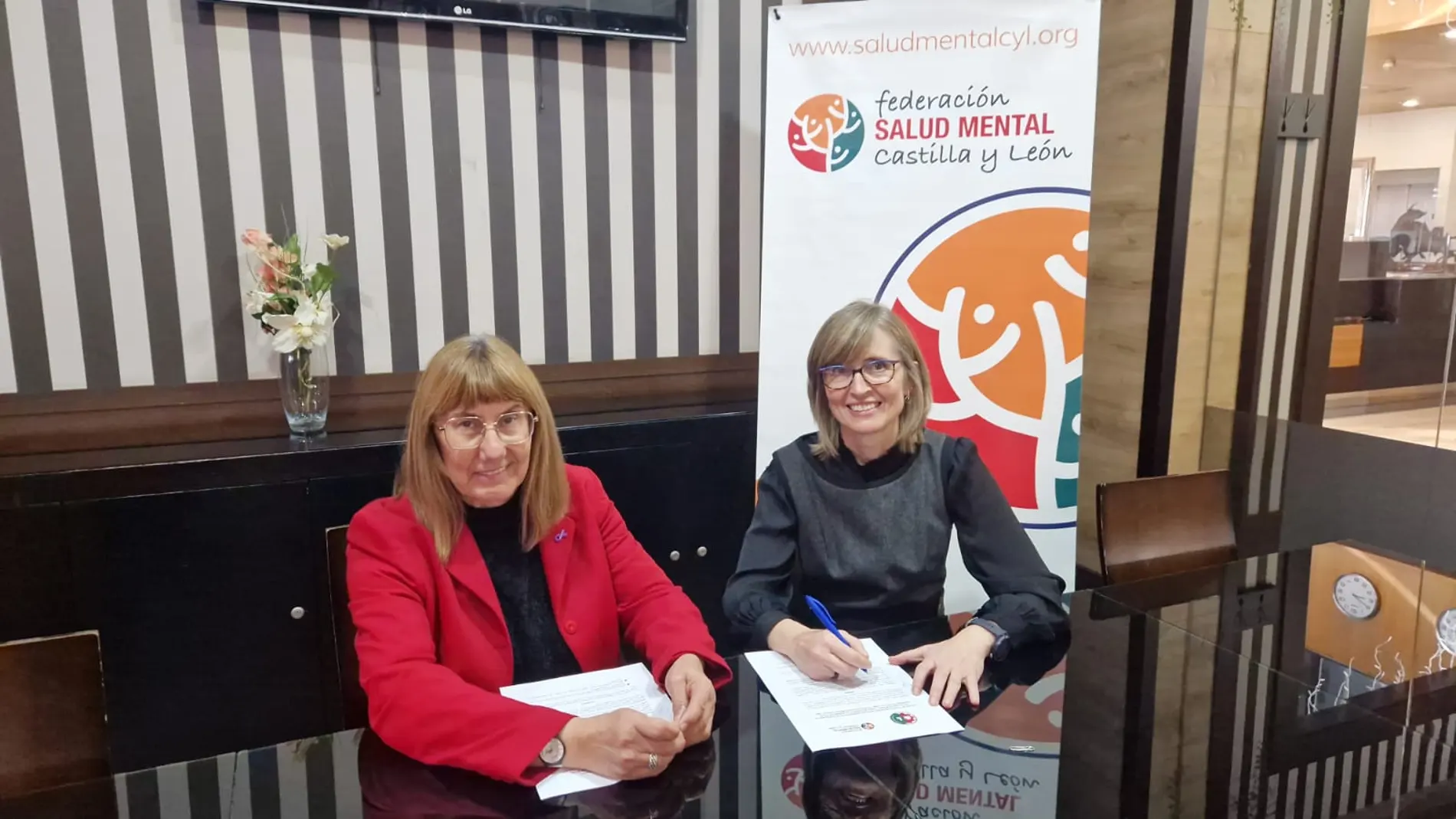 Elena Briongos y Soledad Alegre durante la firma de convenio