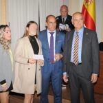 Familiares del guardia civil Miguel Ángel González; Tania Ruiz y la hija junto al vicepresidente del Círculo, José Miguel Fernández (izq.) y el presidente, Juan José Birhuega.