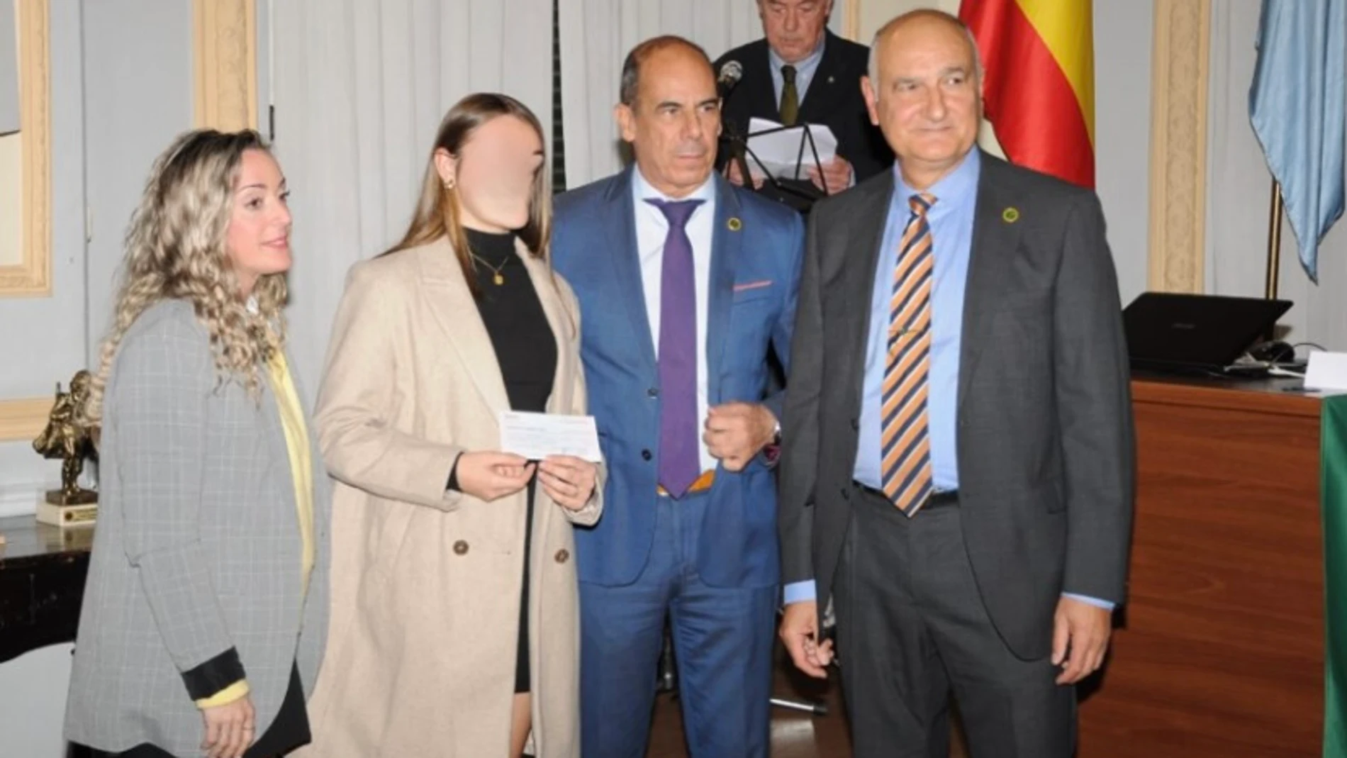Familiares del guardia civil Miguel Ángel González; Tania Ruiz y la hija junto al vicepresidente del Círculo, José Miguel Fernández (izq.) y el presidente, Juan José Birhuega.