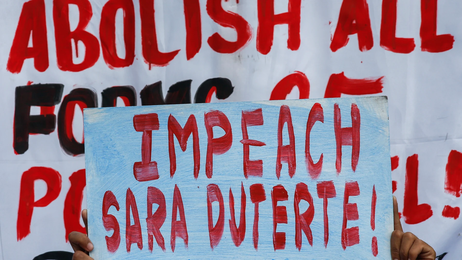 Quezon City (Philippines), 04/12/2024.- A protester holds a sign during a rally calling for the impeachment of Philippine Vice-President Sara Duterte, outside the House of Representatives (HOR) in Quezon City, Metro Manila, Philippines, 04 December 2024. A second impeachment complaint against Duterte was filed on 04 December at the HOR by members of multi-sectoral groups, citing betrayal of public trust as an offense manifested by misuse of funds by the Office of the Vice-President and by the...