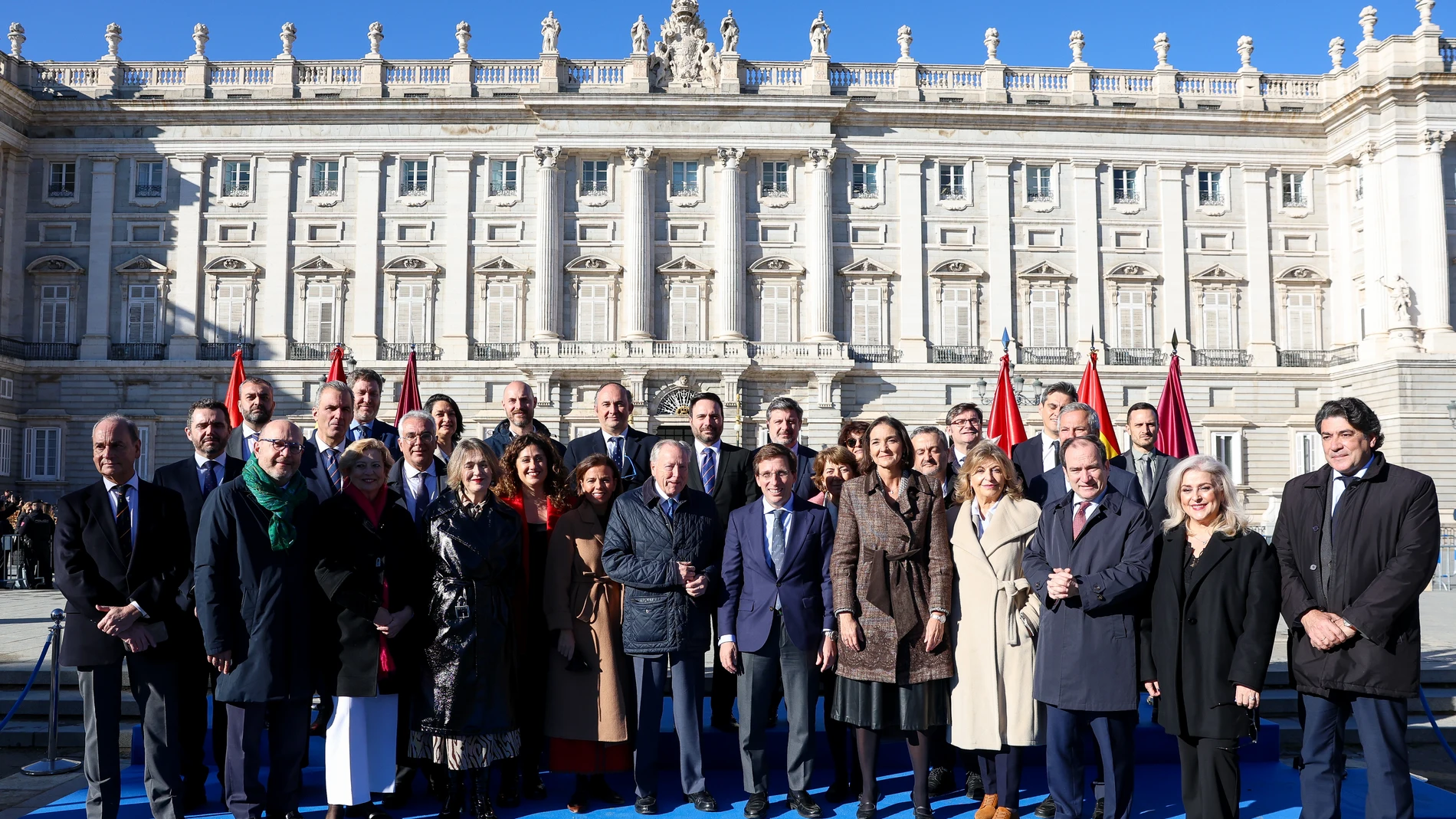 El alcalde de Madrid, José Luis Martínez-Almeida, la vicealcaldesa de Madrid, Inma Sanz, el portavoz del grupo municipal de Vox en el Ayuntamiento de Madrid, Javier Ortega Smith, y la portavoz del grupo municipal Socialista en el Ayuntamiento de Madrid, Reyes Maroto, durante el acto institucional organizado por el Ayuntamiento de Madrid con motivo del Día de la Constitución frente al Palacio Real, coincidiendo con los diez años de reinado de Felipe VI, en la plaza de Oriente, a 4 de diciembre...