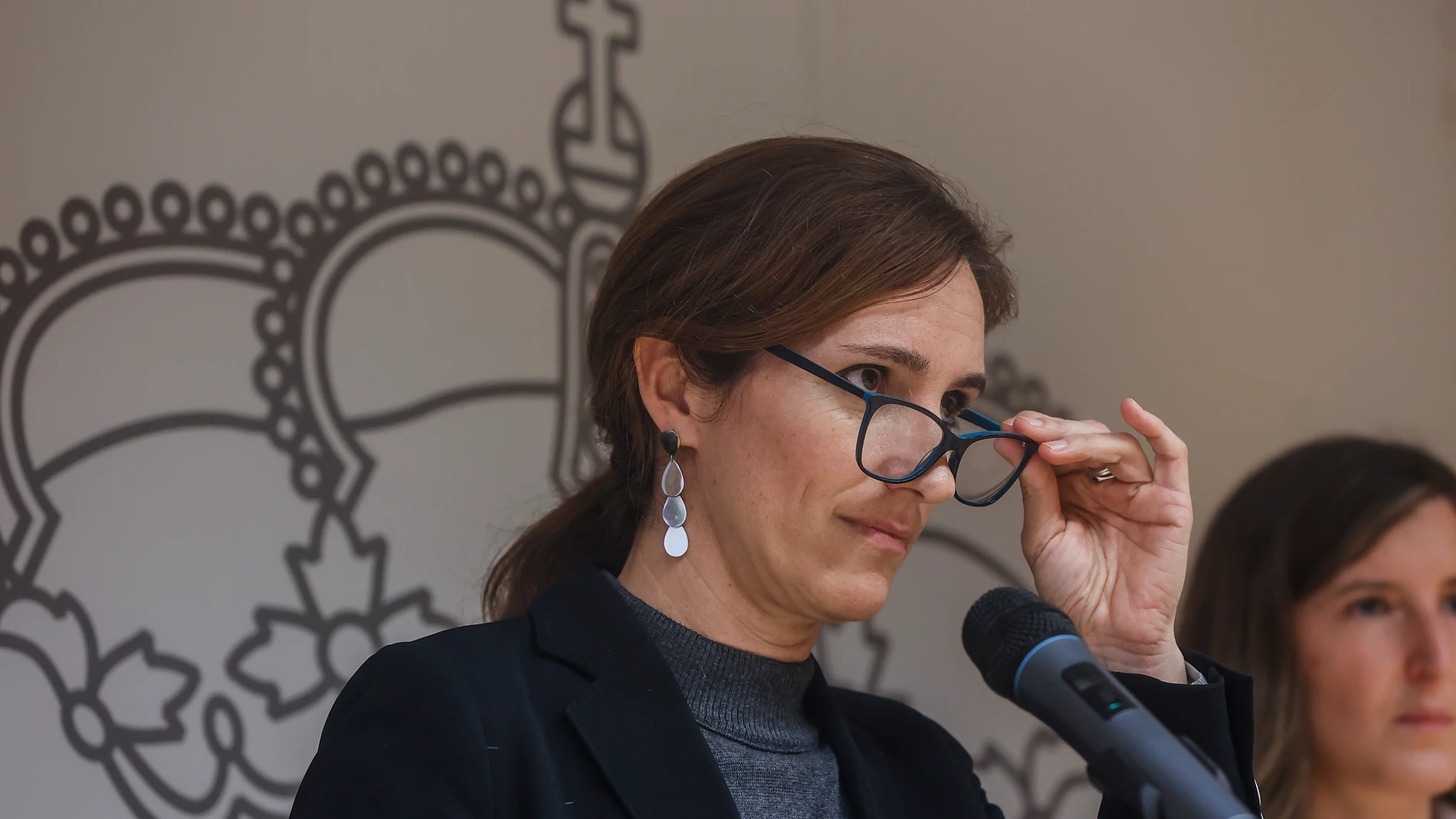 La ministra de Sanidad, Mónica García, durante su visita a Valencia para presentar el proyecto de salud mental en las zonas afectadas por la DANA, en la Delegación de Gobierno, a 4 de diciembre de 2024, en Valencia, Comunidad Valenciana (España). La solución que propone Mónica García para abordar la precaria atención a los problemas de salud mental en nuestro país es desarrollar "una serie de guías clínicas y programas de formación, tanto para la población como para los profesionales, para co...
