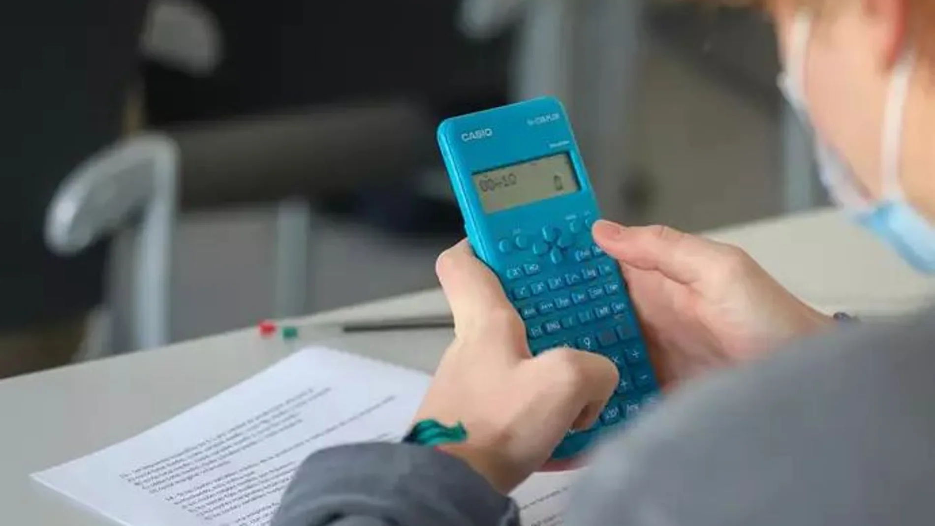 Un alumno utiliza la calculadora