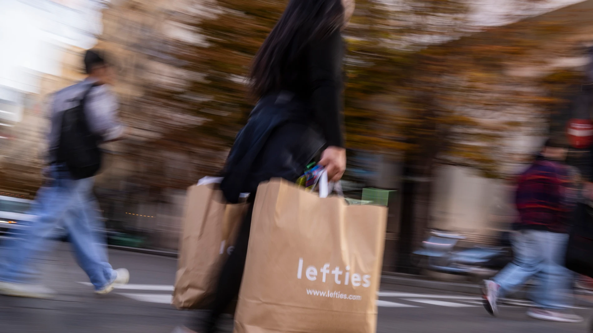¿Qué es el "doom spending"? La Generación Z y la millennial está gastando de manera compulsiva