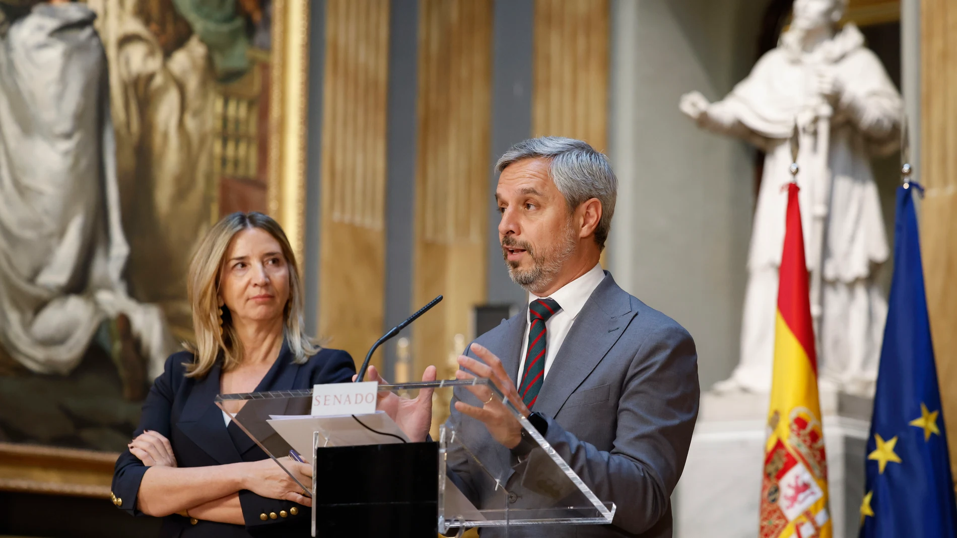 MADRID, 04/12/2024.- El senador del PP Juan Bravo, durante la rueda de prensa que ha ofrecido este miércoles en la cámara Alta, que celebra pleno. Junto a él. la portavoz del PP de su partido en el Senado, Alicia García, EFE/ Mariscal