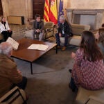 Mazón y Susana Camarero, con representantes de la plataforma