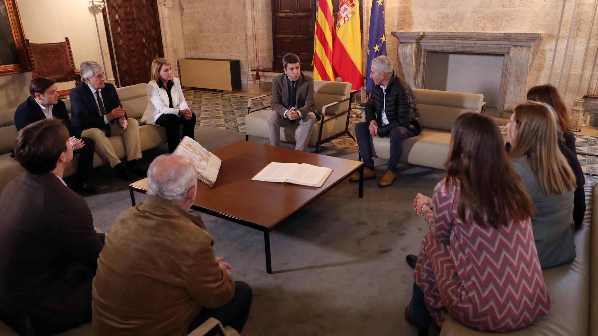 Mazón y Susana Camarero, con representantes de la plataforma