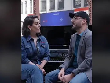 Ruth Lorenzo junto al invitado al programa 'El Piano' en la estación de Príncipe Pío de Madrid. Ruth Lorenzo junto al invitado al programa 'El Piano' en la estación de Príncipe Pío de Madrid.