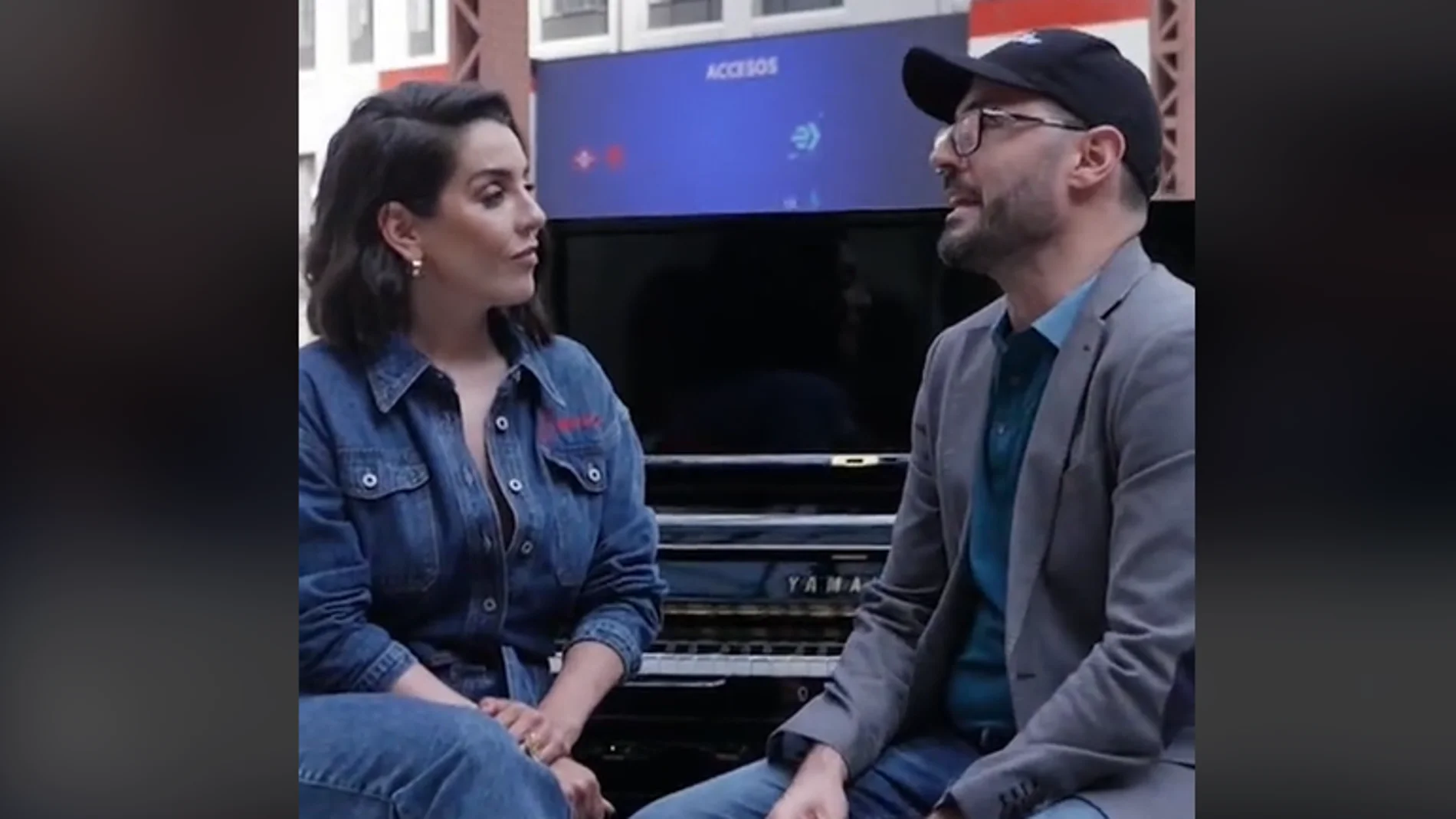 Ruth Lorenzo junto al invitado al programa 'El Piano' en la estación de Príncipe Pío de Madrid.