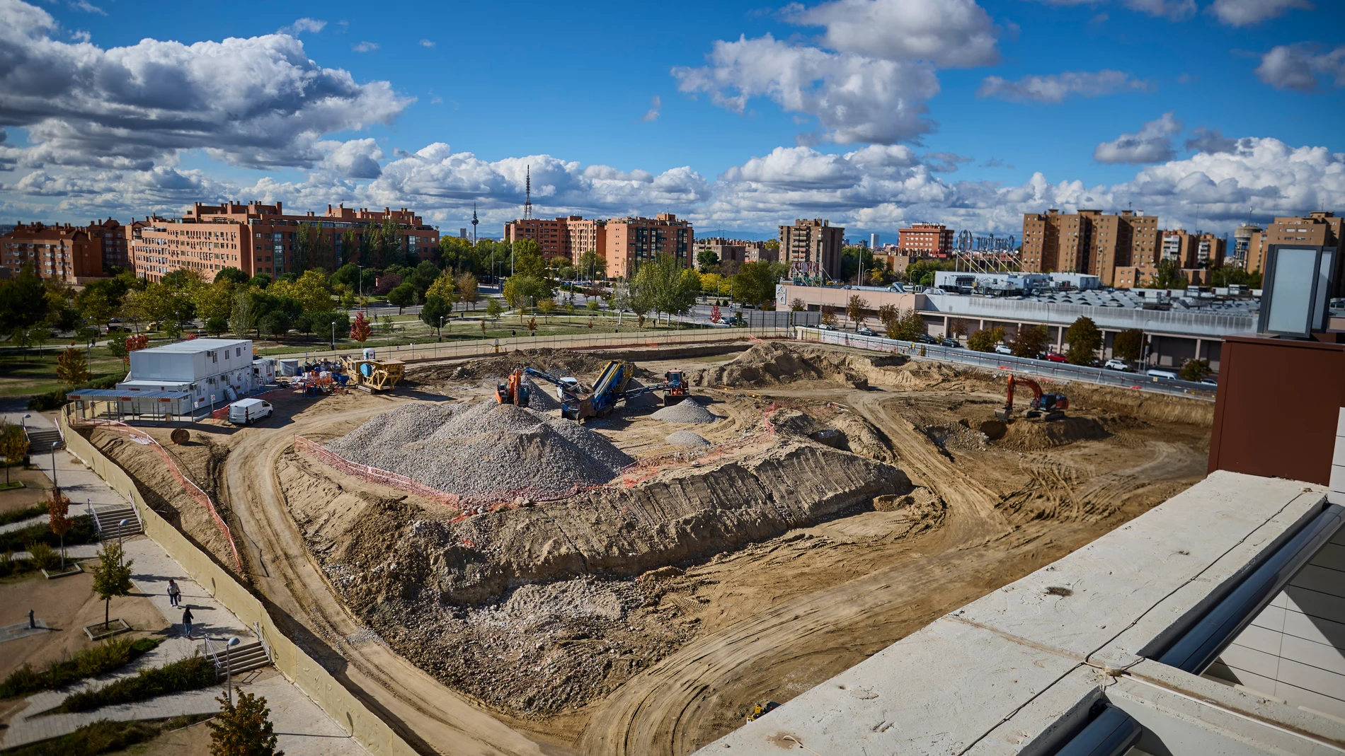 Vista aérea de las obras del Centro de Atención Paliativa Pediátrica Integral en el barrio de San Blas, en Madrid