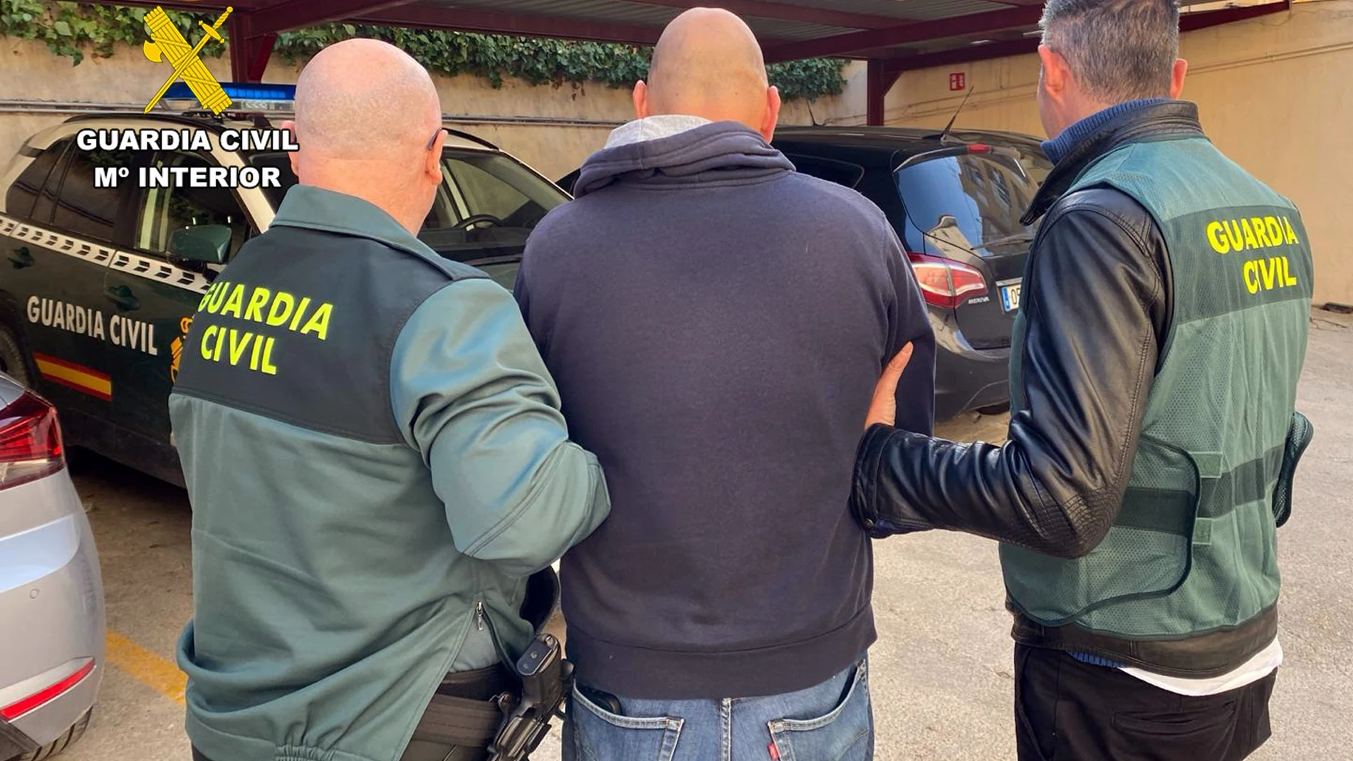 El detenido, en el centro, custodiado por dos agentes de la Guardia Civil REMITIDA / HANDOUT por Guardia Civil Fotografía remitida a medios de comunicación exclusivamente para ilustrar la noticia a la que hace referencia la imagen, y citando la procedencia de la imagen en la firma 04/12/2024