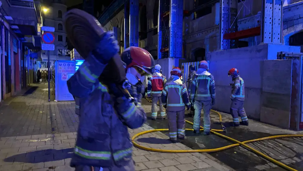 Efectivo del cuerpo de Bomberos apagando el incendio