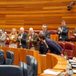 La bancada de Vox aplaude la intervención de su portavoz Juan García-Gallardo Gallardo