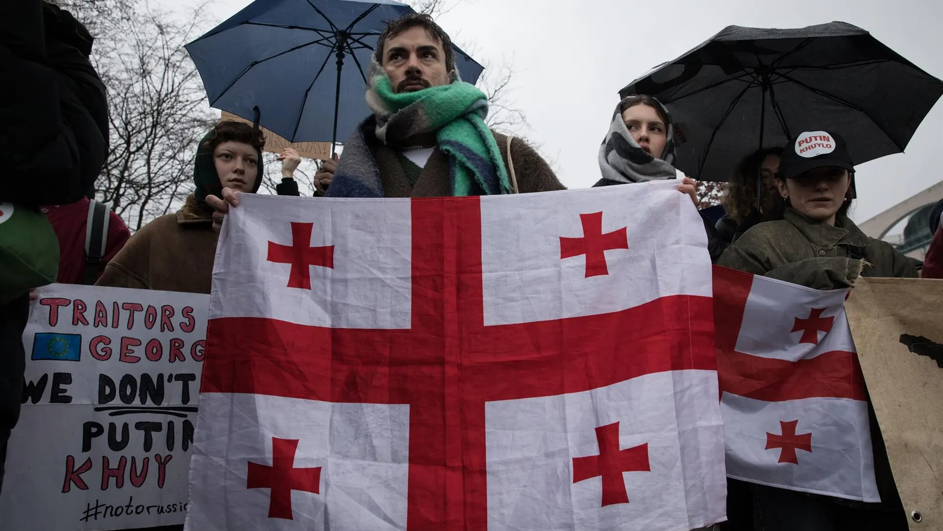 Georgia.- La Policía de Georgia detiene al líder del partido opositor proeuropeo Ahali tras una redada en su sede