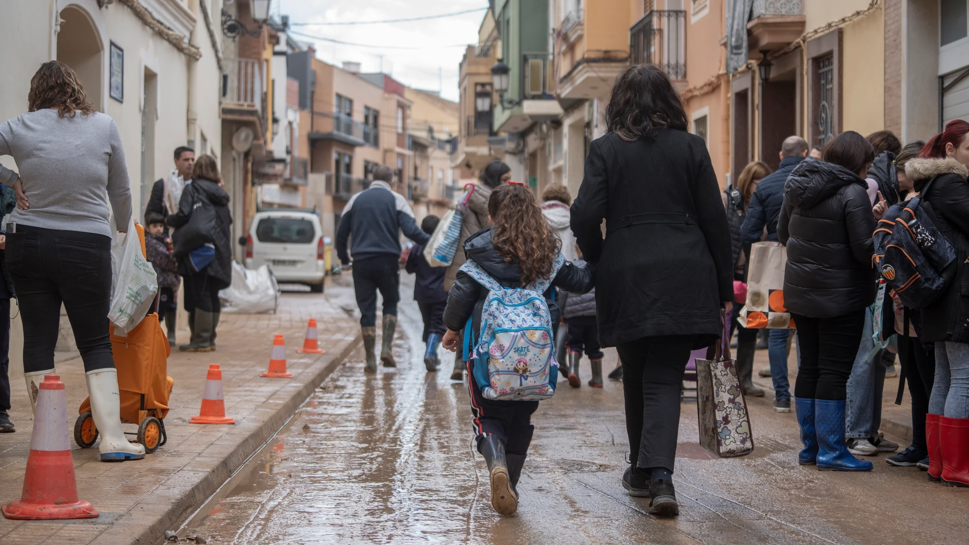 Una niña con su madre sale del colegio 'La Inmaculada', el primero en abrir tras la DANA, a 4 de diciembre de 2024, en Paiporta, Valencia, Comunidad Valenciana (España). Más de un mes después de la DANA, los alumnos del colegio La Inmaculada han sido recibidos entre aplausos de padres, profesores y efectivos de la UME en la reapertura del centro, el primero en hacerlo en Paiporta, zona cero de la DANA. 04 DICIEMBRE 2024;PAIPORTA;VALENCIA;COMUNIDAD VALENCIANA Jorge Gil / Europa Press 04/12/...