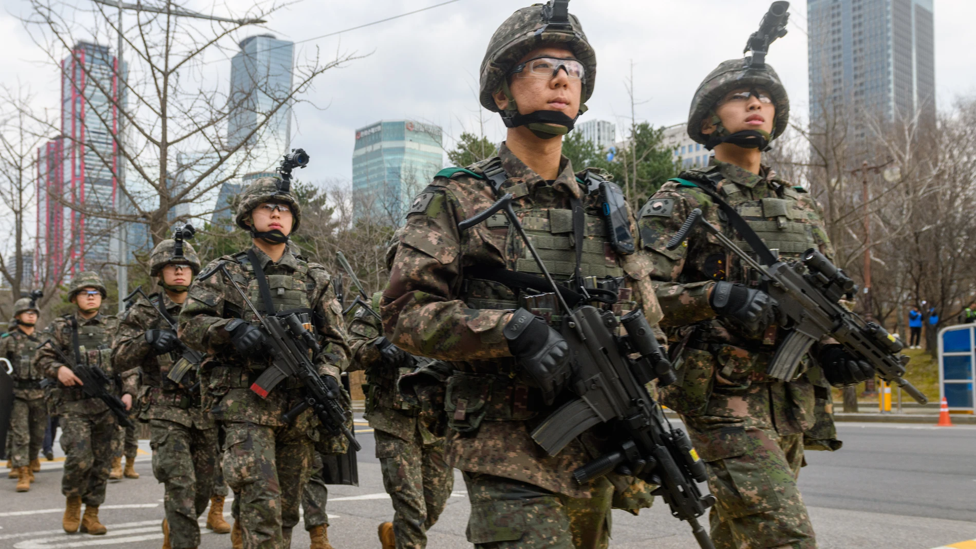 (Foto de ARCHIVO) March 6, 2024, Seoul, South Korea: South Korean soldiers participate in a joint counter-terrorism drill on the sidelines of the annual Freedom Shield joint military exercise between South Korea and the United States, at the KBS headquarters. South Korea's top military officer on March 6 called for firmly punishing North Korea in the event of terror attacks so that they pay a ''harsh price,'' his office said..Joint Chiefs of Staff Chairman Adm. Kim Myung-soo made the remark ...