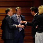 El presidente Alfonso Fernández Mañueco conversa con Carlos Fernández Carriedo y Ricardo Gavilanes, en presencia de la vicepresidenta Isabel Blanco, durante un momento del pleno