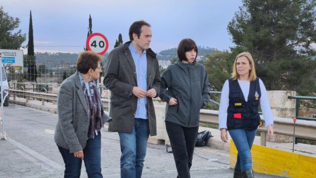 El alcalde de Cheste, José Morell, en el centro con la ministra y secretaria del PSPV-PSOE, Diana Morant, y la delegada del Gobierno en la Comunitat Valenciana, Pilar Bernabé