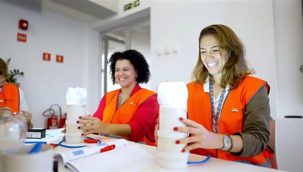 Para Talita Alves, voluntaria en Brasil, formar parte de estas iniciativas le permiten contribuir positivamente a la comunidad, desarrollar nuevas habilidades y conocer a personas inspiradoras