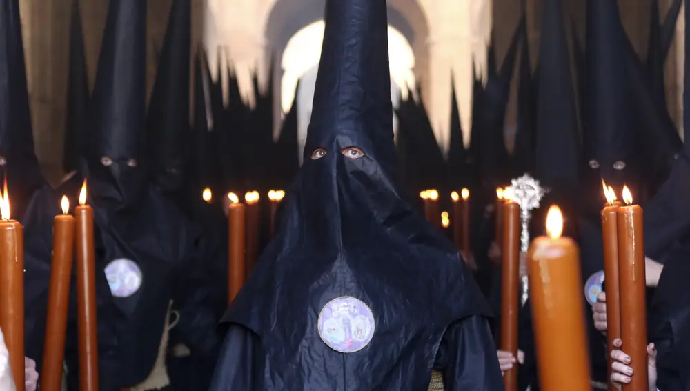 Nazarenos de la hermandad de Los Estudiantes de Sevilla