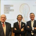 Juan Carlos de Margarida entre Ramón Mateo y Luis Ortiz de Lanzagorta