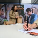 Una de las actividades de Fundación Repsol es repartir kits de eficiencia energética, que incluyen bombillas de bajo consumo, burletes para aislamiento de puertas y ventanas, regletas o aireadores para reducir el consumo de agua 