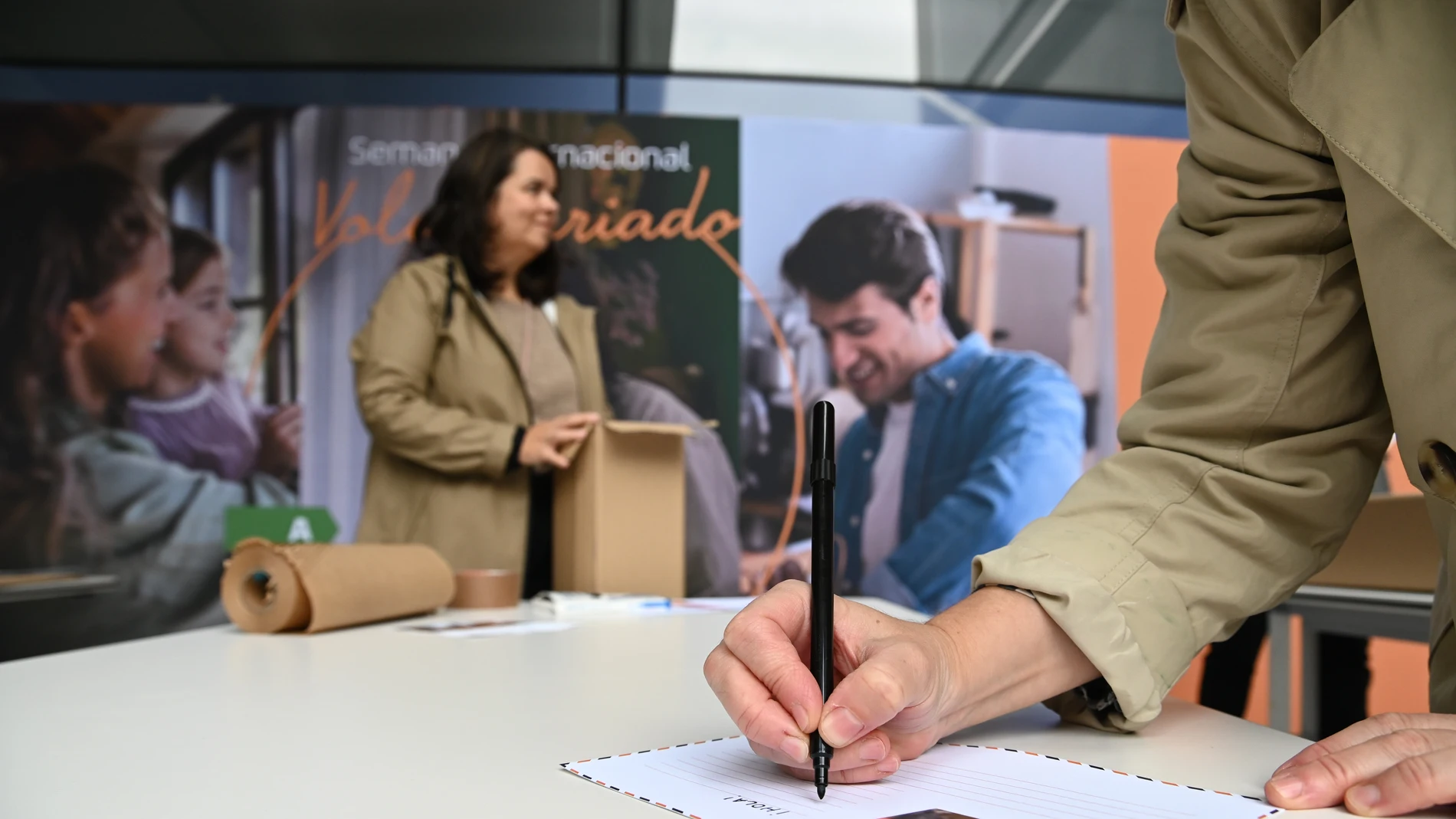 Una de las actividades de Fundación Repsol es repartir kits de eficiencia energética, que incluyen bombillas de bajo consumo, burletes para aislamiento de puertas y ventanas, regletas o aireadores para reducir el consumo de agua