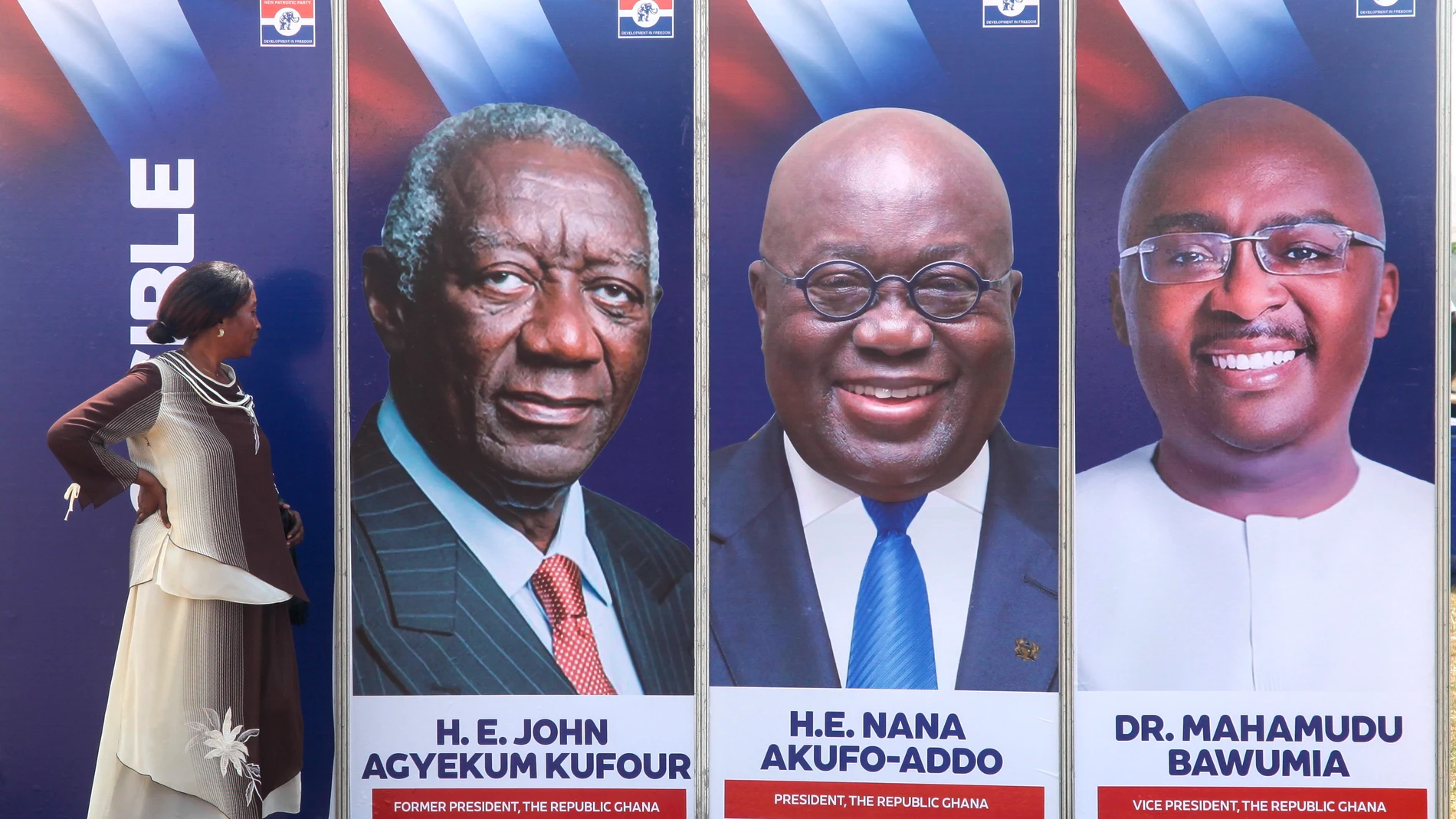 Accra (Ghana), 05/12/2024.- A woman looks at election posters of the ruling New Patriotic Party (NPP) displayed ahead of general elections, in Accra, Ghana, 05 December 2024. Ghanaians will head to the polls on 07 December to elect a new president to replace incumbent Nana Akufo-Addo, who has served the maximum two terms, and to elect 276 members of parliament in the nation's ninth general election since transitioning to democratic rule in 1993. (Elecciones) EFE/EPA/CHRISTIAN THOMPSON