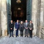 El consejero Juan Carlos Suárez-Quiñones, el alcalde Jesús Julio Carnero y el arzobispo Luis Argüello, visitan el templo de la Vera Cruz