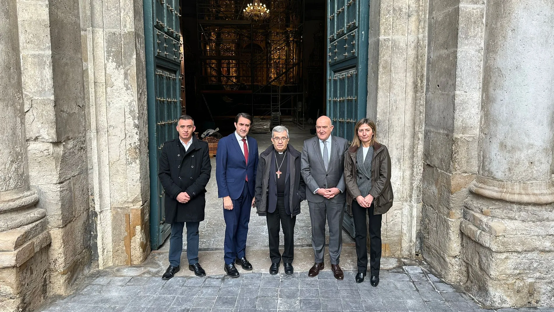 El consejero Juan Carlos Suárez-Quiñones, el alcalde Jesús Julio Carnero y el arzobispo Luis Argüello, visitan el templo de la Vera Cruz