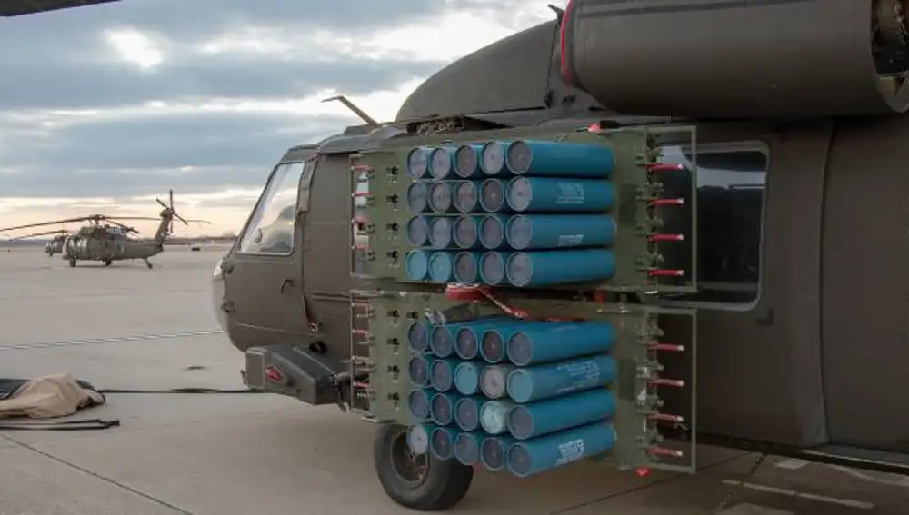 Helicóptero Blackhawk UH-60 equipado con el sistema M136 Volcano.