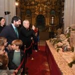 El presidente de la Región de Murcia, Fernando López Miras, inauguró hoy el belén monumental del Palacio de San Esteban, realizado por la Asociación Belenista de Fuente Álamo y la Agrupación Belenista José de Nazaret de La Arboleja (Murcia)