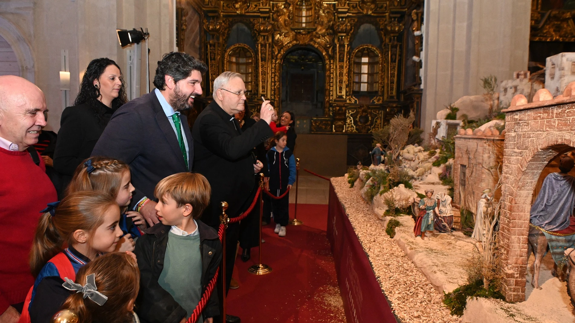 El presidente de la Región de Murcia, Fernando López Miras, inauguró hoy el belén monumental del Palacio de San Esteban, realizado por la Asociación Belenista de Fuente Álamo y la Agrupación Belenista José de Nazaret de La Arboleja (Murcia)