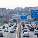 Retenciones de tráfico en varias provincias en el arranque del puente de la Constitución