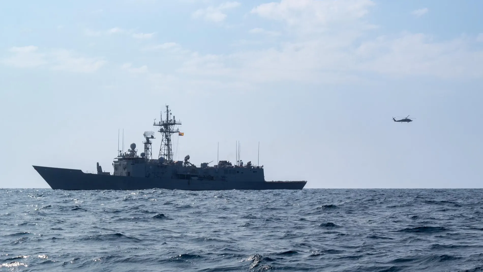 Imagen de la fragata española Santa María y del helicóptero que lleva embarcado
